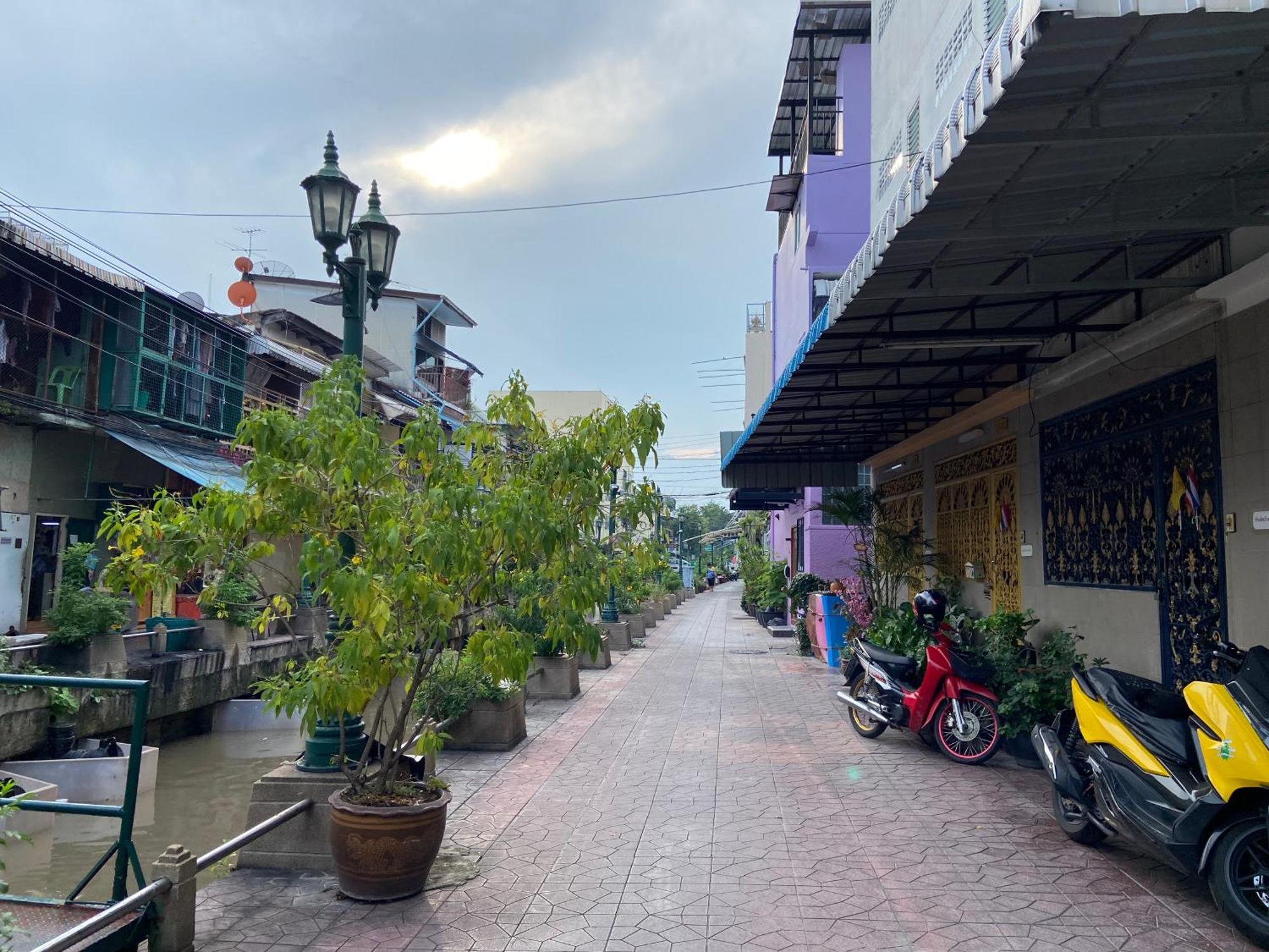 Bangkok Neighborhood Hostel Exterior photo